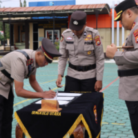 Kapolres Bengkulu Utara AKBP Eko Munarianto ,S.I.K Pimpin upacara serah terima jabatan (sertijab) Kapolsek Ketahun